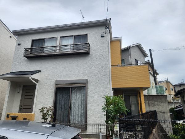 福岡県福岡市東区舞松原のM様邸で劣化が進みひび割れや色褪せが目立つ外壁と屋根の美観と耐久性を改善させる塗装工事と外壁張替工事を行いました。10/28完成です。【HPより】