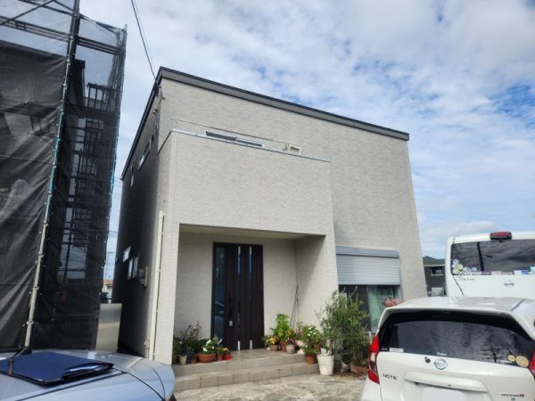 福岡県古賀市日吉のK様邸で外壁シーリング劣化と汚れを改善！丁寧な外壁塗装と防水処理で耐久性アップの工事を行っています。12/21完成です。【HPより】