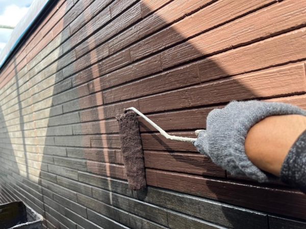 福岡県福岡市東区香住ケ丘のO様邸で劣化による色褪せやひび割れを修復し、美しさと耐久性を回復させる屋根・外壁の塗装工事を行いました。11/27完成です。【HPより】