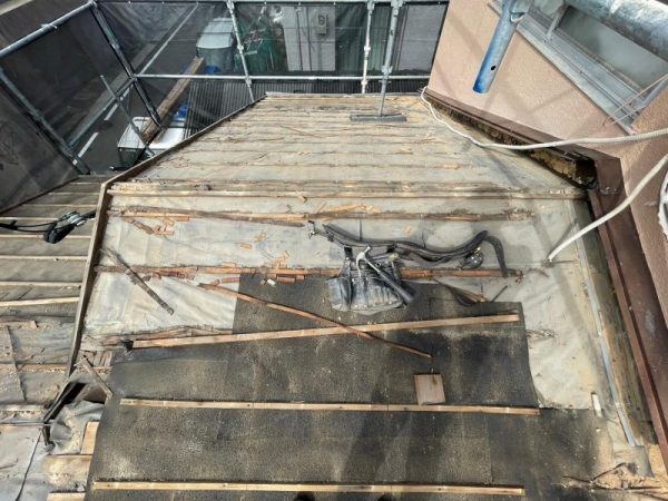 福岡県福岡市東区香住ヶ丘のＴ様邸で屋根瓦をアスファルトシングルに葺き替え！軽量化と防水性能アップで安心の屋根リフォームを行いました！11/17完成です。【HPより】