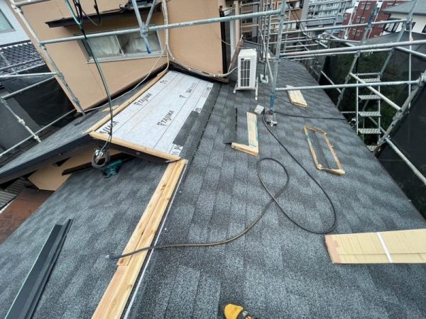福岡県福岡市東区香住ヶ丘のＴ様邸で屋根瓦をアスファルトシングルに葺き替え！軽量化と防水性能アップで安心の屋根リフォームを行いました！11/17完成です。【HPより】