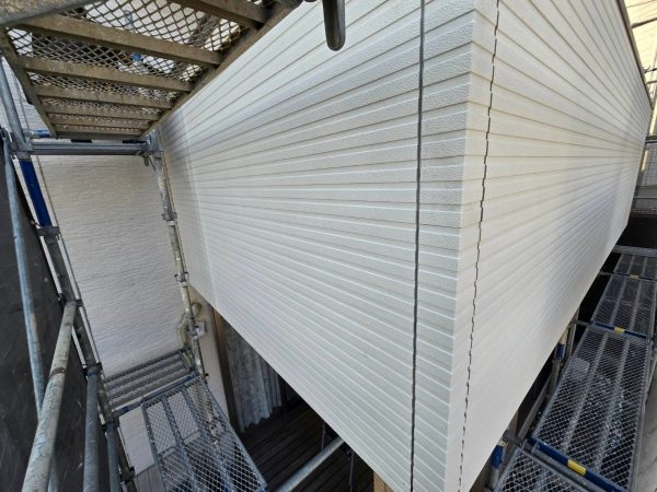 福岡県福岡市東区舞松原のM様邸で劣化が進みひび割れや色褪せが目立つ外壁と屋根の美観と耐久性を改善させる塗装工事と外壁張替工事を行いました。10/28完成です。【HPより】
