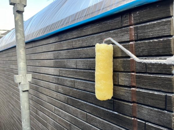 福岡県福岡市東区香住ケ丘のO様邸で劣化による色褪せやひび割れを修復し、美しさと耐久性を回復させる屋根・外壁の塗装工事を行いました。11/27完成です。【HPより】