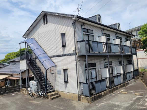 福岡県福岡市東区多々良のRアパート様で進行する劣化・色褪せが目立つ外壁と屋根の塗装工事を行いました。10/28完成です。【HPより】