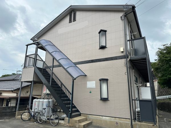 福岡県福岡市東区多々良のRアパート様で進行する劣化・色褪せが目立つ外壁と屋根の塗装工事を行いました。10/28完成です。【HPより】