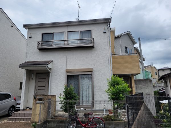 福岡県福岡市東区舞松原のM様邸で劣化が進みひび割れや色褪せが目立つ外壁と屋根の美観と耐久性を改善させる塗装工事を行っています。9/30着工です。【HPより】