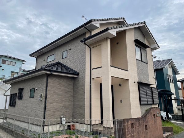 福岡県筑紫野市針摺東のS様邸で外壁の劣化が進んだサイディングとコーキングの補修・塗装工事を行いました。11/19完成です。【HPより】