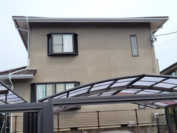 福岡県福岡市東区香椎のS様邸で外壁のひび割れとコーキング劣化を補修し、防水性を高める外壁塗装工事を行いました。12/14完成です。【HPより】