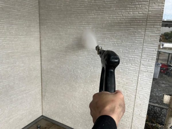 福岡県古賀市日吉のK様邸で外壁シーリング劣化と汚れを改善！丁寧な外壁塗装と防水処理で耐久性アップの工事を行いました。12/21完成です。【HPより】