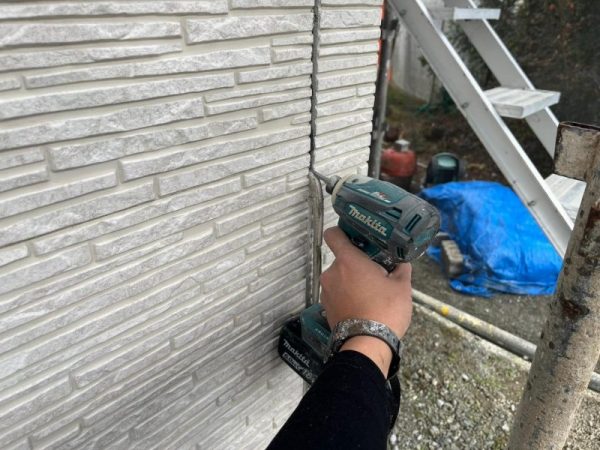福岡県古賀市日吉のK様邸で外壁シーリング劣化と汚れを改善！丁寧な外壁塗装と防水処理で耐久性アップの工事を行いました。12/21完成です。【HPより】