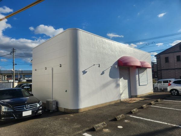 福岡県福岡市東区土井の店舗で屋根の錆びや外壁のひび割れを修繕！美観と耐久性を取り戻す塗装工事を行いました。12/6完成です。【HPより】