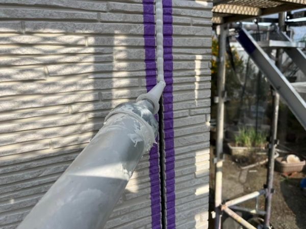 福岡県古賀市日吉のK様邸で外壁シーリング劣化と汚れを改善！丁寧な外壁塗装と防水処理で耐久性アップの工事を行いました。12/21完成です。【HPより】