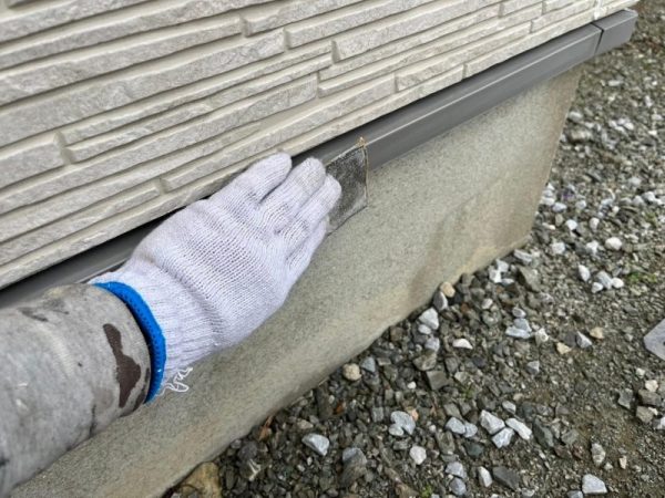 福岡県古賀市日吉のK様邸で外壁シーリング劣化と汚れを改善！丁寧な外壁塗装と防水処理で耐久性アップの工事を行いました。12/21完成です。【HPより】