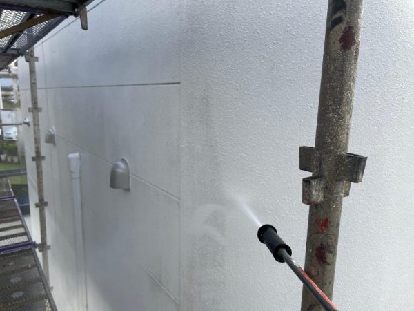 福岡県福岡市東区土井の店舗で屋根の錆びや外壁のひび割れを修繕！美観と耐久性を取り戻す塗装工事を行いました。12/6完成です。【HPより】