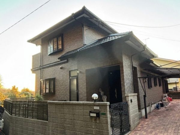 福岡県古賀市舞の里のN様邸で外壁ひび割れ・雨樋詰まりを徹底改善！屋根・外壁塗装と補修工事で安心できる住まいづくりを行いました。12/25完成です。【HPより】