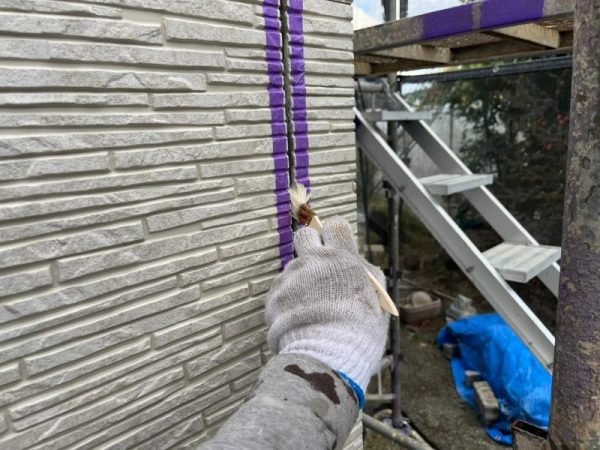 福岡県古賀市日吉のK様邸で外壁シーリング劣化と汚れを改善！丁寧な外壁塗装と防水処理で耐久性アップの工事を行いました。12/21完成です。【HPより】