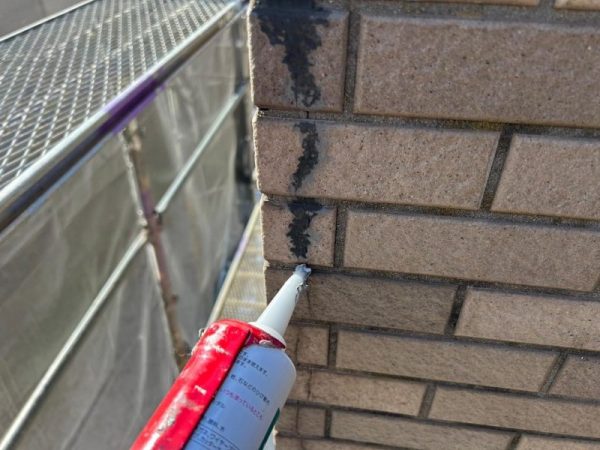 福岡県古賀市舞の里のN様邸で外壁ひび割れ・雨樋詰まりを徹底改善！屋根・外壁塗装と補修工事で安心できる住まいづくりを行いました。12/25完成です。【HPより】