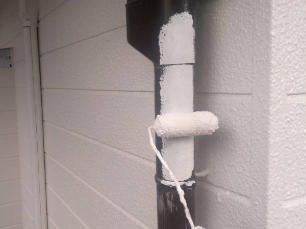 福岡県北九州市小倉北区のY様邸で外壁の色褪せやヒビ割れを補修し、耐久性と美観を取り戻す塗装工事を行いました。12/5完成です。【HPより】