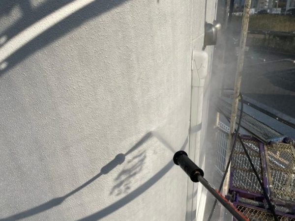 福岡県福岡市東区土井の店舗で屋根の錆びや外壁のひび割れを修繕！美観と耐久性を取り戻す塗装工事を行いました。12/6完成です。【HPより】