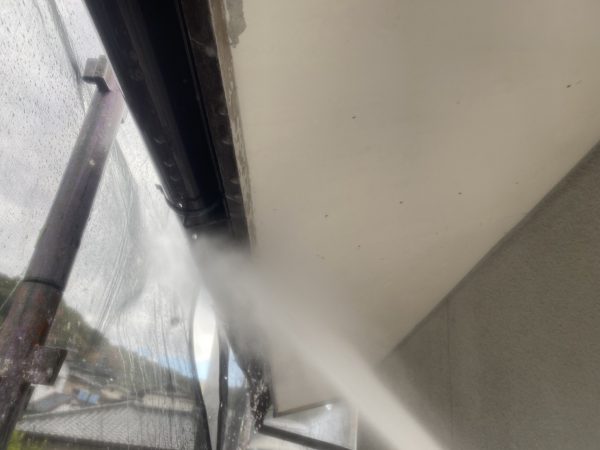 福岡県太宰府市国分のM様邸でナノコンポジットW・SIを使用した外壁塗装工事を行っています。12/6着工です。【チラシより】