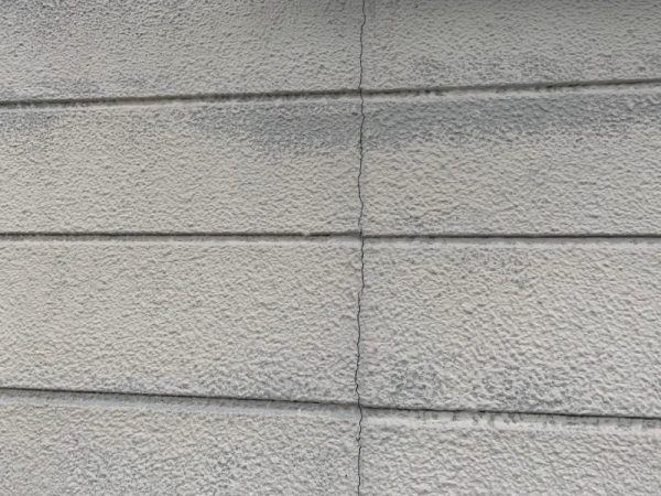 福岡県北九州市小倉北区のY様邸で外壁の色褪せやヒビ割れを補修し、耐久性と美観を取り戻す塗装工事を行いました。12/5完成です。【HPより】