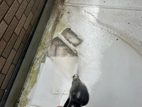 福岡県古賀市舞の里のN様邸で外壁ひび割れ・雨樋詰まりを徹底改善！屋根・外壁塗装と補修工事で安心できる住まいづくりを行いました。12/25完成です。【HPより】