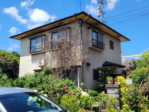 福岡県北九州市小倉北区のY様邸で外壁の色褪せやヒビ割れを補修し、耐久性と美観を取り戻す塗装工事を行いました。12/5完成です。【HPより】