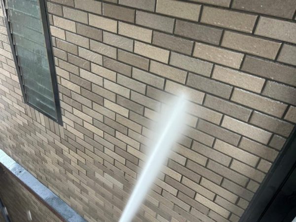 福岡県古賀市舞の里のN様邸で外壁ひび割れ・雨樋詰まりを徹底改善！屋根・外壁塗装と補修工事で安心できる住まいづくりを行いました。12/25完成です。【HPより】