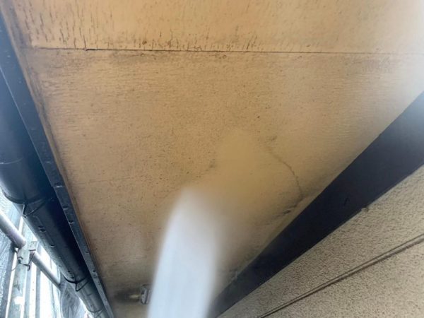 福岡県北九州市小倉北区のY様邸で外壁の色褪せやヒビ割れを補修し、耐久性と美観を取り戻す塗装工事を行いました。12/5完成です。【HPより】