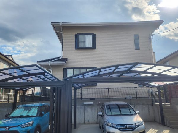 福岡県福岡市東区香椎のS様邸で外壁のひび割れとコーキング劣化を補修し、防水性を高める外壁塗装工事を行いました。12/14完成です。【HPより】