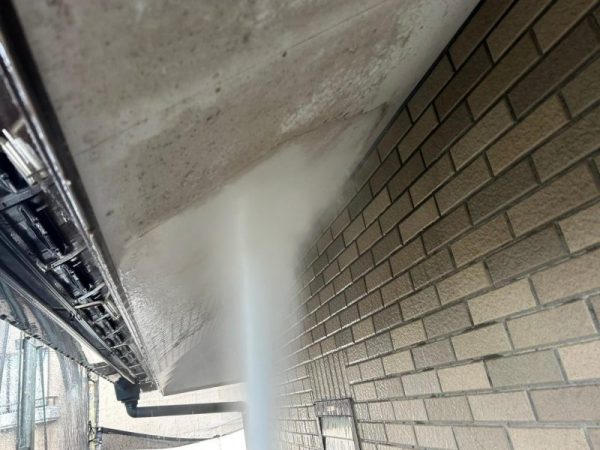 福岡県古賀市舞の里のN様邸で外壁ひび割れ・雨樋詰まりを徹底改善！屋根・外壁塗装と補修工事で安心できる住まいづくりを行いました。12/25完成です。【HPより】