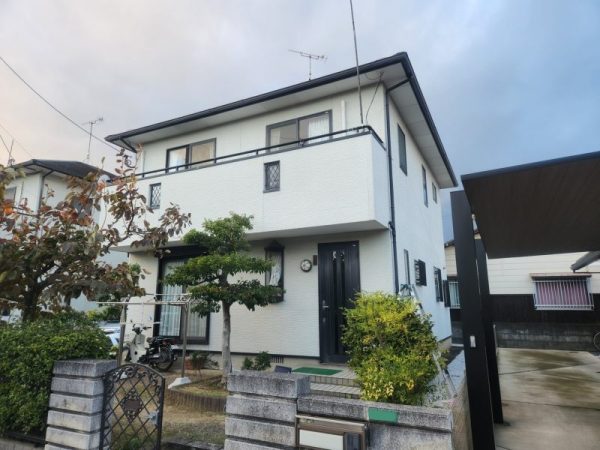 福岡県糟屋郡新宮町緑ケ浜のN様邸で外壁のチョーキング現象と屋根の色褪せを改善！耐久性と美観を取り戻す塗装工事を行いました！1/31完成です。【HPより】
