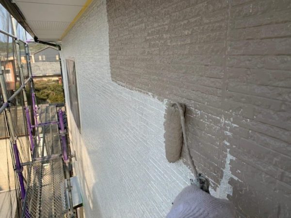 福岡県糟屋郡新宮町緑ケ浜のN様邸で外壁のチョーキング現象と屋根の色褪せを改善！耐久性と美観を取り戻す塗装工事を行いました！1/31完成です。【HPより】