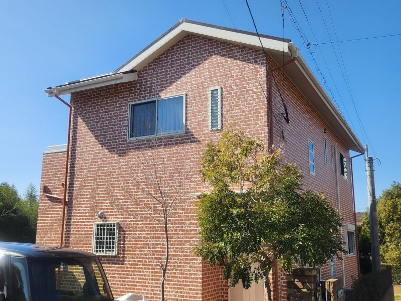 福岡県福岡市東区青葉のA様邸でデザイン塗装と屋根カバー工事を行っています！お住まいの美観と耐久性をアップします！2/28完成です。【HPより】