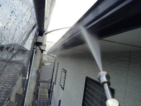 福岡県糟屋郡新宮町緑ケ浜のN様邸で外壁のチョーキング現象と屋根の色褪せを改善！耐久性と美観を取り戻す塗装工事を行いました！1/31完成です。【HPより】