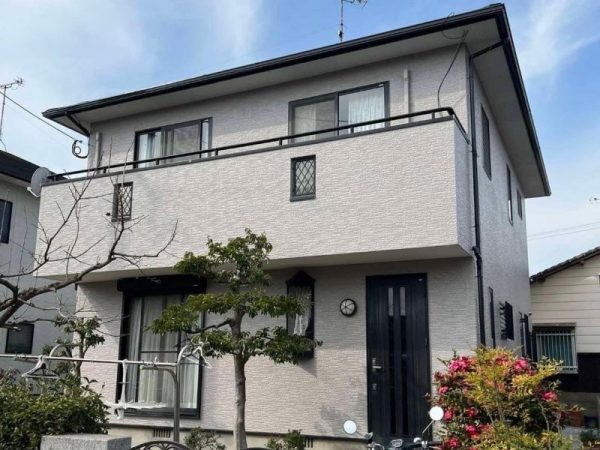 福岡県糟屋郡新宮町緑ケ浜のN様邸で外壁のチョーキング現象と屋根の色褪せを改善！耐久性と美観を取り戻す塗装工事を行いました！1/31完成です。【HPより】