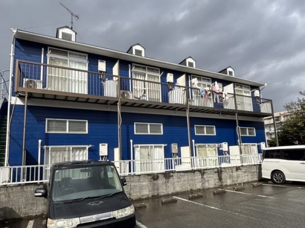 福岡県福岡市博多区相生町のI様アパート外壁で発生した錆び・チョーキングを解決し、美観と耐久性を復活させる塗装工事を行いました。1/28完成です。【HPより】