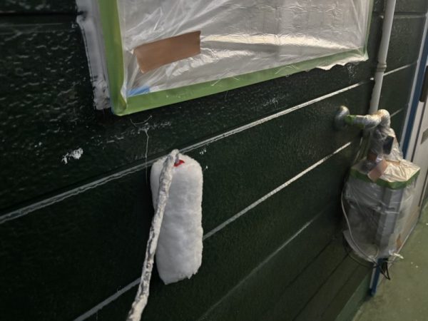 福岡県福岡市博多区相生町のI様アパート外壁で発生した錆び・チョーキングを解決し、美観と耐久性を復活させる塗装工事を行っています。1/6着工です。【HPより】