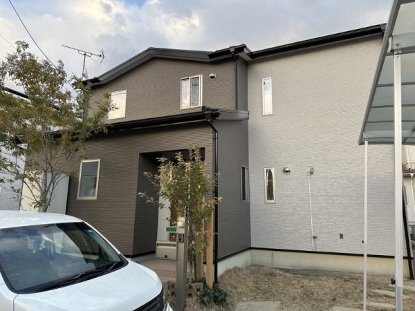 福岡県糟屋郡宇美町明神坂のT様邸で外壁の汚れ・シーリング劣化を徹底修復！美観と耐久性を回復する外壁・屋根塗装工事を行いました。2/5完成です。【HPより】
