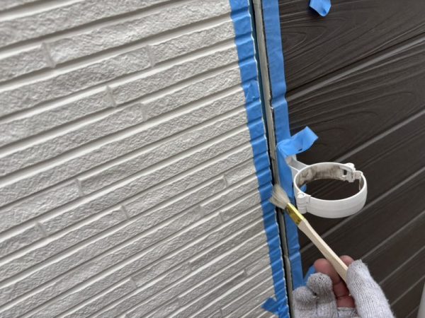 福岡県糟屋郡宇美町明神坂のT様邸で外壁の汚れ・シーリング劣化を徹底修復！美観と耐久性を回復する外壁・屋根塗装工事を行っています。1/7着工です。【HPより】