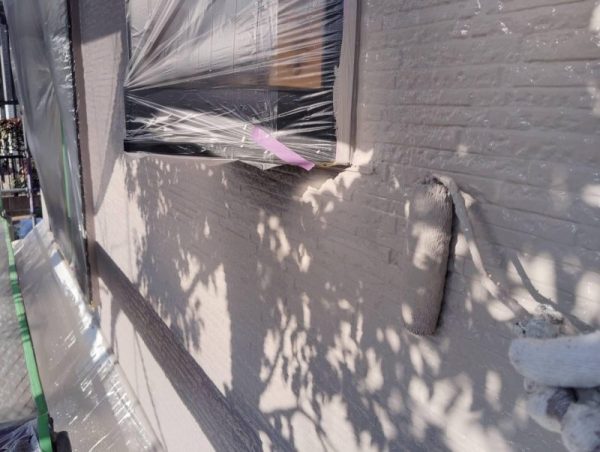 福岡県糟屋郡新宮町緑ケ浜のN様邸で外壁のチョーキング現象と屋根の色褪せを改善！耐久性と美観を取り戻す塗装工事を行いました！1/31完成です。【HPより】