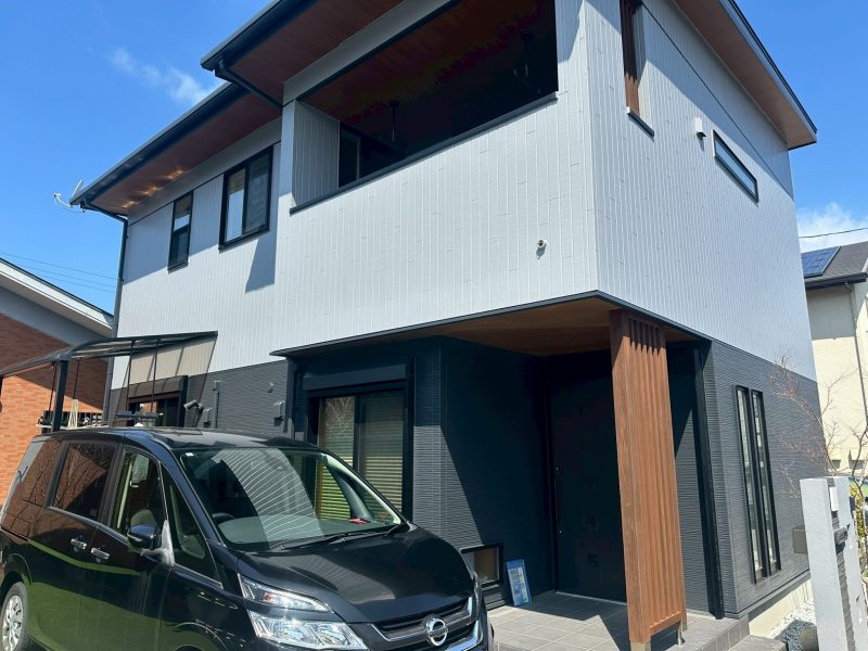 福岡県古賀市花見南のO様邸にて、外壁のコーキング劣化・カビ発生を補修し、美観と耐久性を向上させる外壁塗装工事を行いました！3/20完成です。【チラシより】