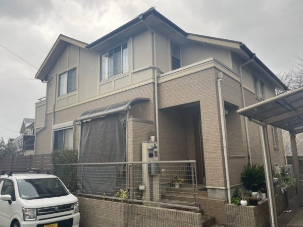 福岡県太宰府市高雄のＨ様邸にて、外壁の塗膜剥がれやシーリング劣化を修復し、美観と耐久性を向上させる外壁塗装・屋根塗装工事を開始しました！2/10着工です。【HPより】