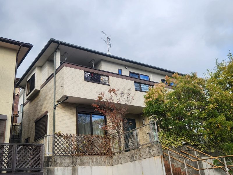 福岡県福岡市東区香住ケ丘のI様邸にて、コーキング劣化・屋根の汚れ・軒天のカビを修復し、美観と防水性を向上させる外壁・屋根塗装工事を行いました！3/27完成です。【HPより】