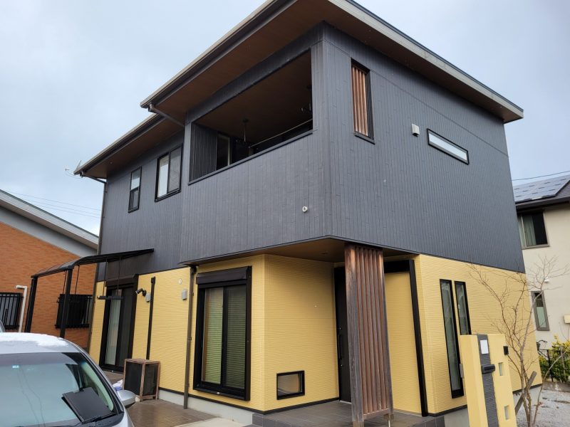 福岡県古賀市花見南のO様邸にて、外壁のコーキング劣化・カビ発生を補修し、美観と耐久性を向上させる外壁塗装工事を行いました！3/20完成です。【チラシより】
