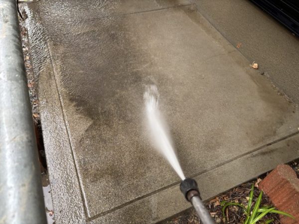 福岡県小郡市三国ヶ丘のＭ様邸で外壁のチョーキングやコーキング劣化を修復し、美観と耐久性を向上させる外壁と屋根の塗装工事を行います！2/5着工です。【HPより】