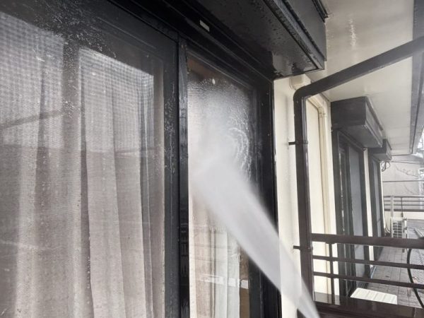 福岡県小郡市三国ヶ丘のＭ様邸で外壁のチョーキングやコーキング劣化を修復し、美観と耐久性を向上させる外壁と屋根の塗装工事を行います！2/5着工です。【HPより】