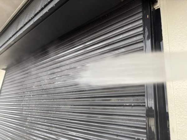 福岡県小郡市三国ヶ丘のＭ様邸で外壁のチョーキングやコーキング劣化を修復し、美観と耐久性を向上させる外壁と屋根の塗装工事を行います！2/5着工です。【HPより】