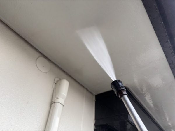 福岡県小郡市三国ヶ丘のＭ様邸で外壁のチョーキングやコーキング劣化を修復し、美観と耐久性を向上させる外壁と屋根の塗装工事を行います！2/5着工です。【HPより】
