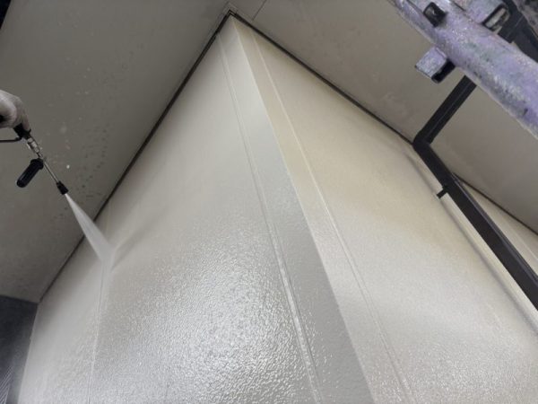 福岡県小郡市三国ヶ丘のＭ様邸で外壁のチョーキングやコーキング劣化を修復し、美観と耐久性を向上させる外壁と屋根の塗装工事を行います！2/5着工です。【HPより】